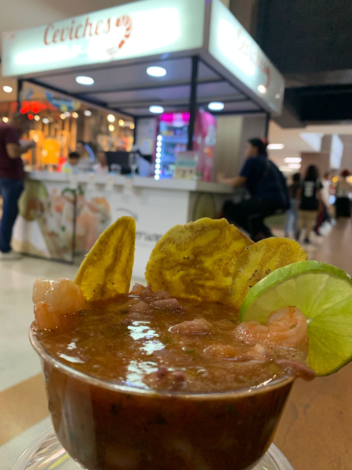 Mexicano con plátanos cerca.jpeg
